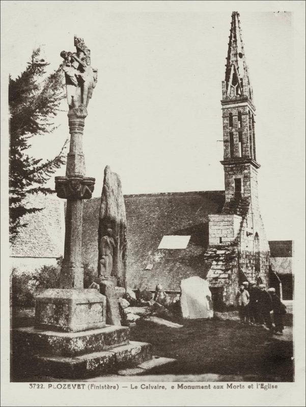 L'église saint Démet, le monument aux morts et le calvaire de Plozévet au début des années 1900.