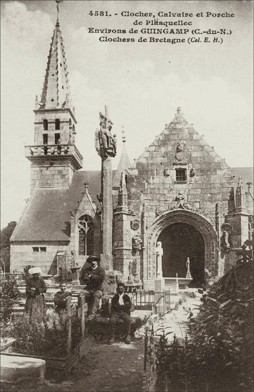 Le clocher de l'église Notre-Dame-des-Grâces de Plusquellec au début des années 1900.