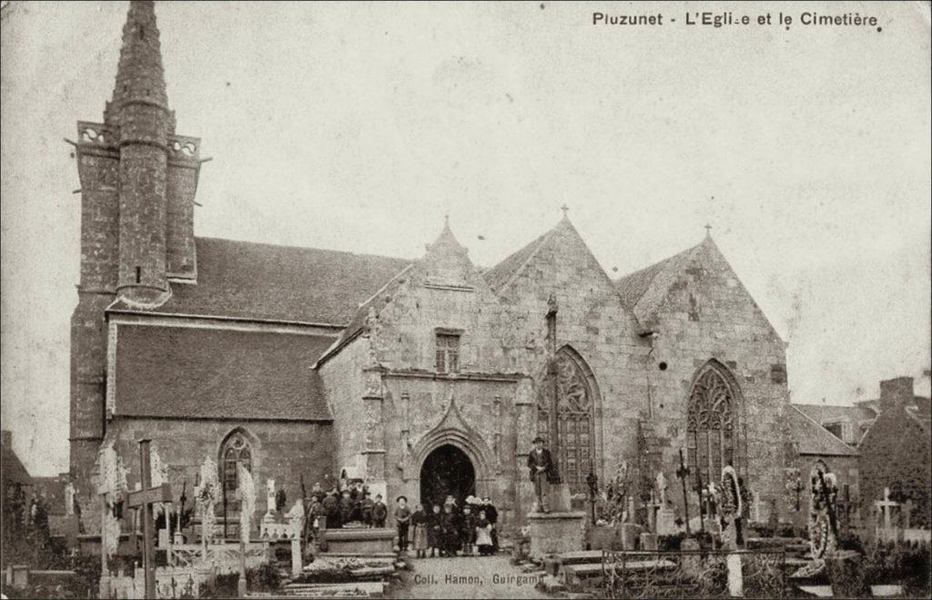 Le cimetière et l'église Saint-Pierre de Pluzunet au début des années 1900.