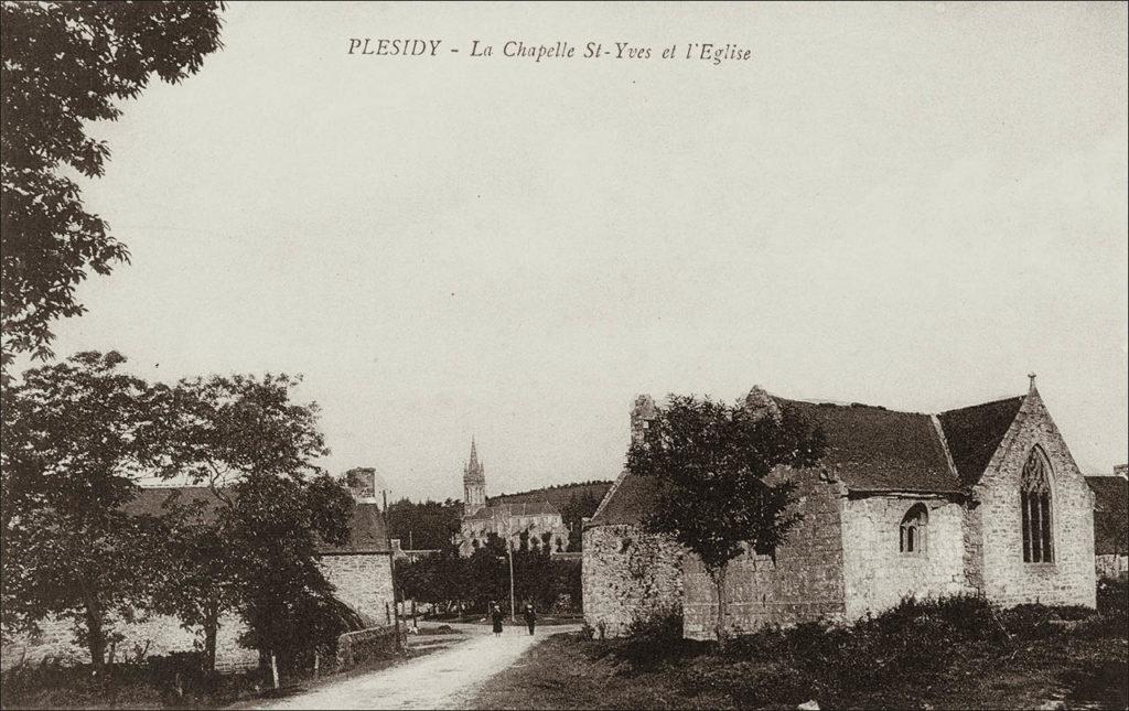 Le bourg de Plésidy avec l'église et la chapelle Saint-Yves au début des années 1900.
