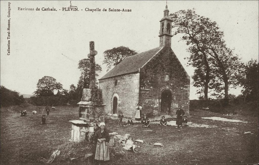 La chapelle Sainte-Anne sur la commune de Plévin au début des années 1900.