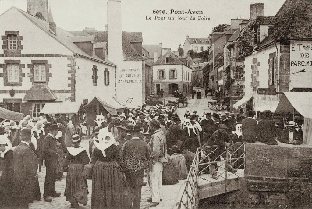 Un jour de foire sur la commune de Pont-Aven au début des années 1900.