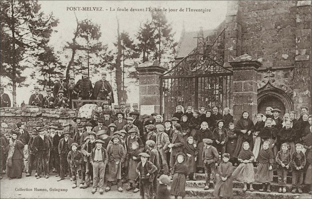 Le jour de l'inventaire des biens de l'église sur la commune de Pont-Melvez dans les années 1900.