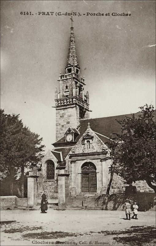 Le clocher de l'église Saint-Pierre de Prat au début des années 1900.