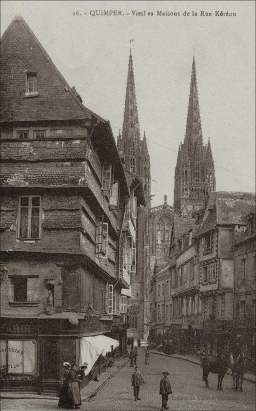La rue Kéréon menant à la cathédrale Saint Corentin à Quimper au début des années 1900.