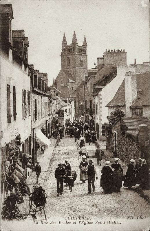 La rue des écoles et l'église Saint-Michel de Quimperlé au début des années 1900.