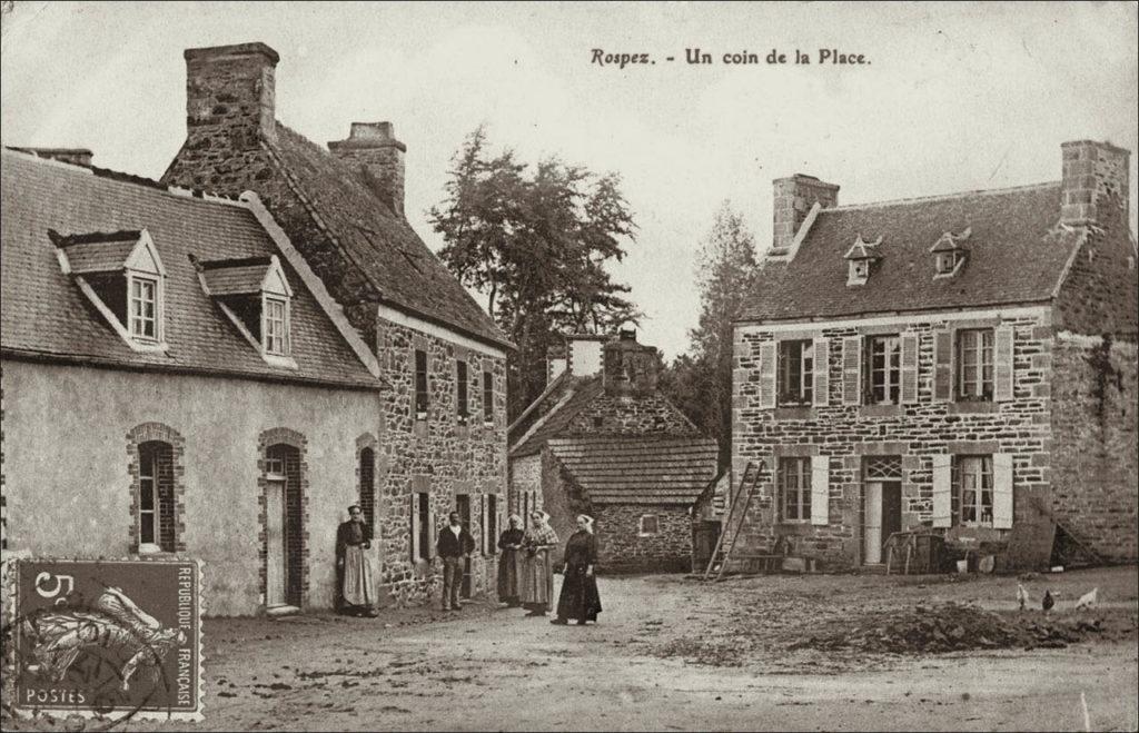 Un coin de la place du bourg de Rospez au début des années 1900.
