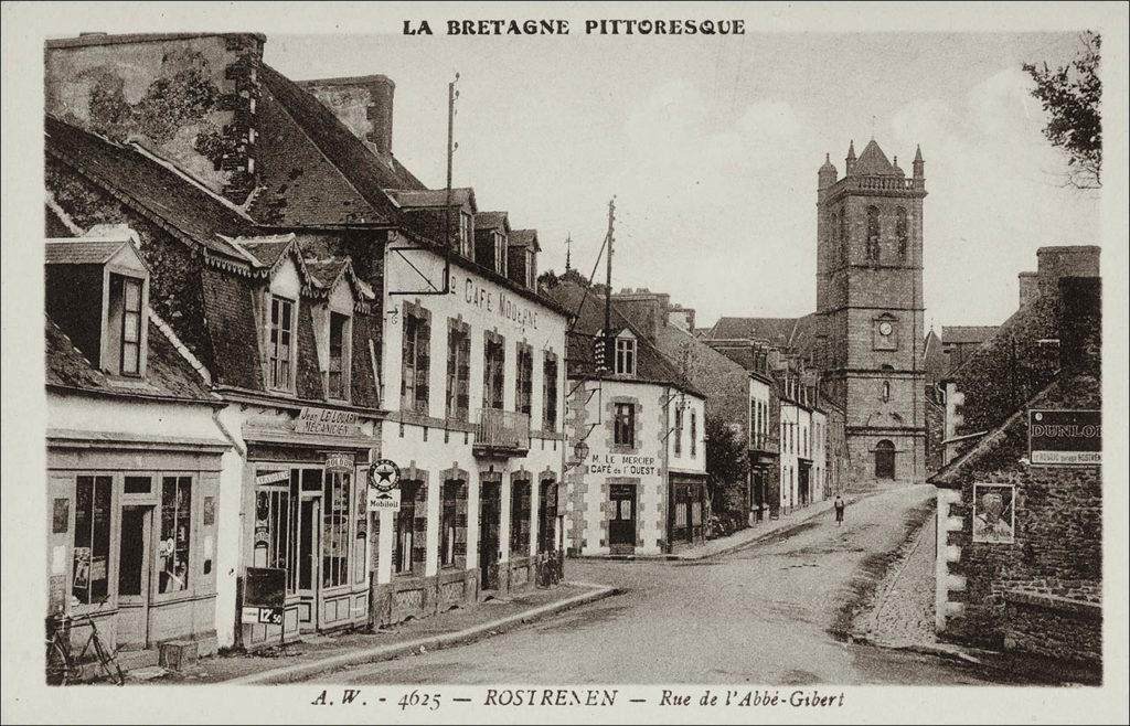 La rue de l'abbé-Gibert sur la commune de Rostrenen au début des années 1900.