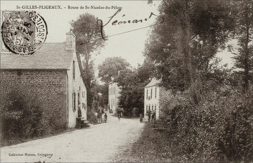 Une rue du bourg de Saint-Gilles-Pligeaux au début des années 1900.