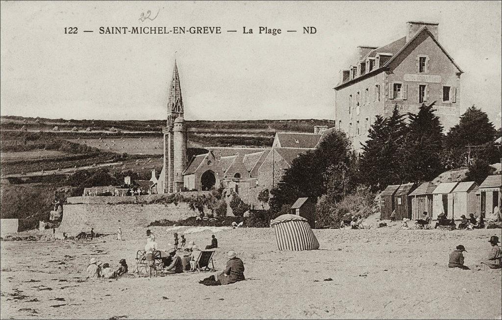 La plage et l'église sur la commune de Saint-Michel-en-Grève au début des années 1900.