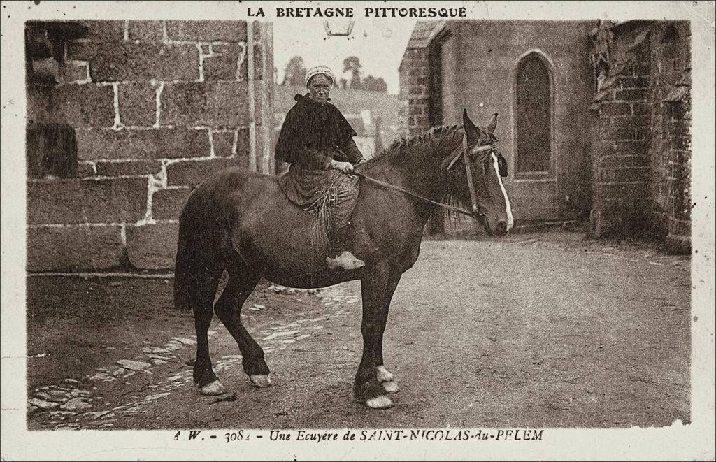 Une écuyère sur la commune de Saint-Nicolas-du-Pélem au début des années 1900.