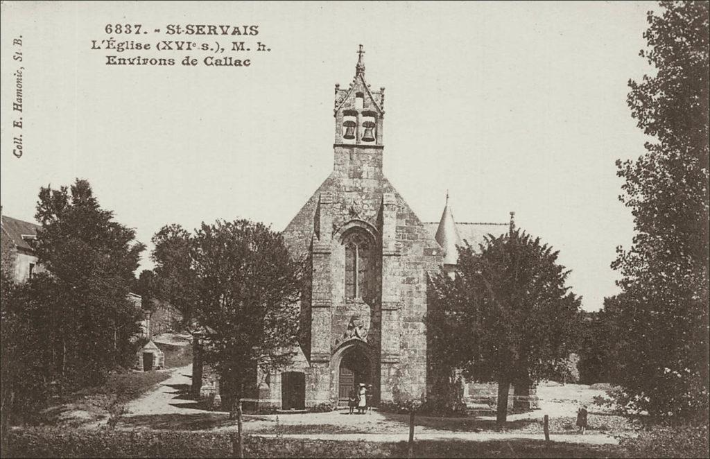 Le clocher de L'église Saint-Servais sur la commune de Saint-Servais au début des années 1900.