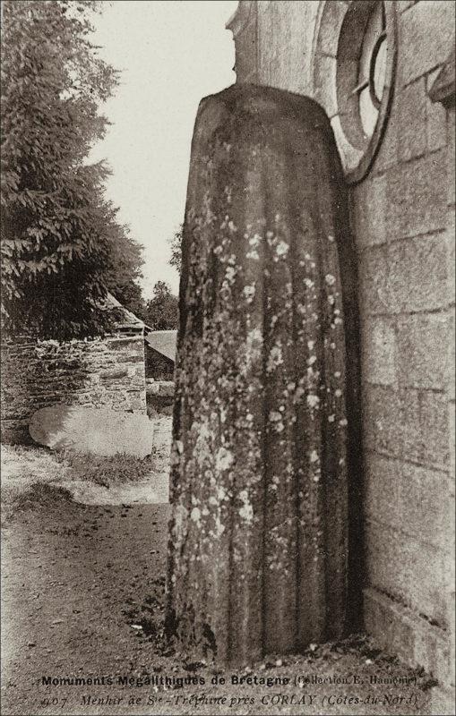 La stèle cannelée près de l'église de Sainte-Tréphine au début des années 1900.