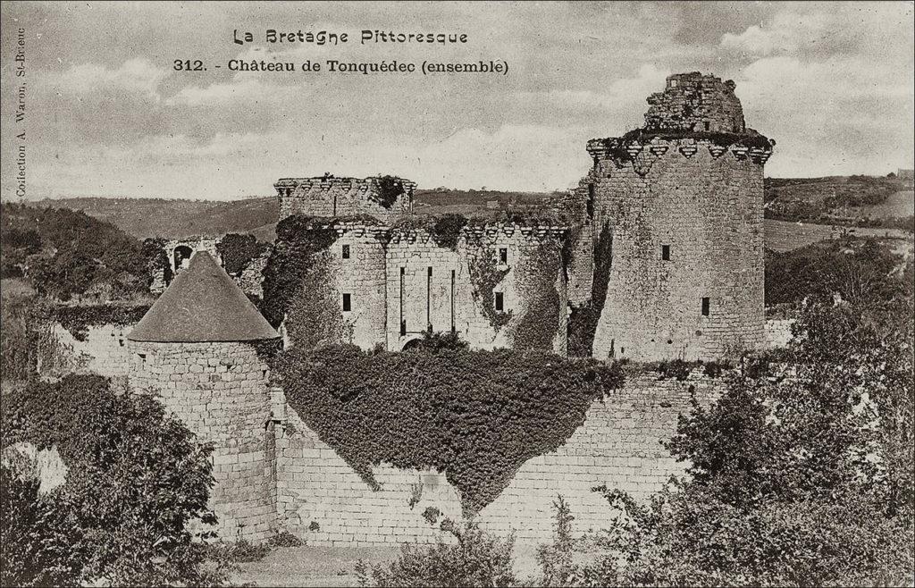 Les ruines du château de Toncquédec au début des années 1900.