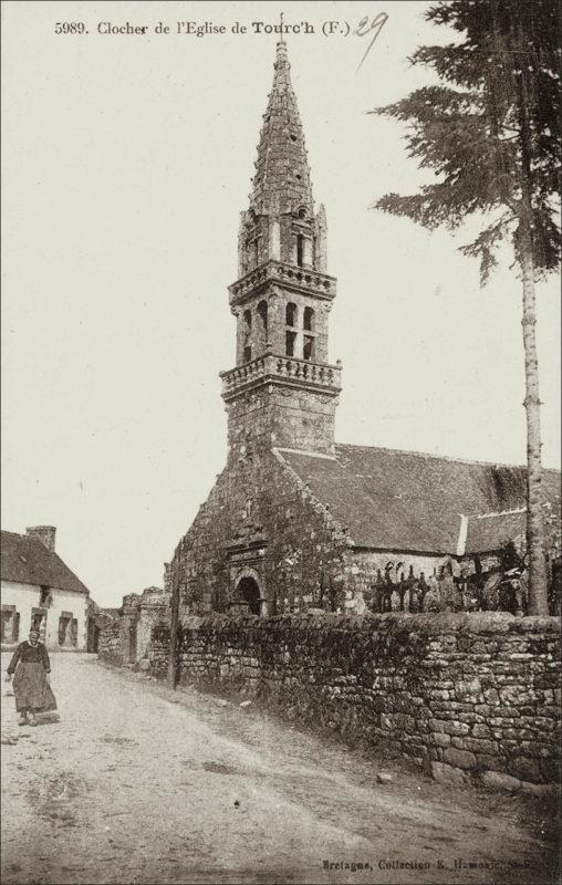 Le clocher de l'église Saint Cornély sur la commune de Tourch au début des années 1900.