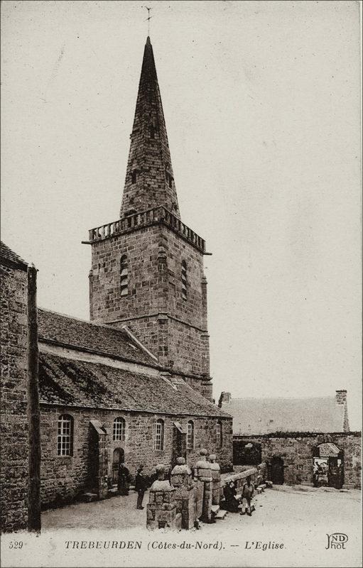 Le clocher de l'église de la Sainte Trinité sur la commune de Trébeurden au début des années 1900.