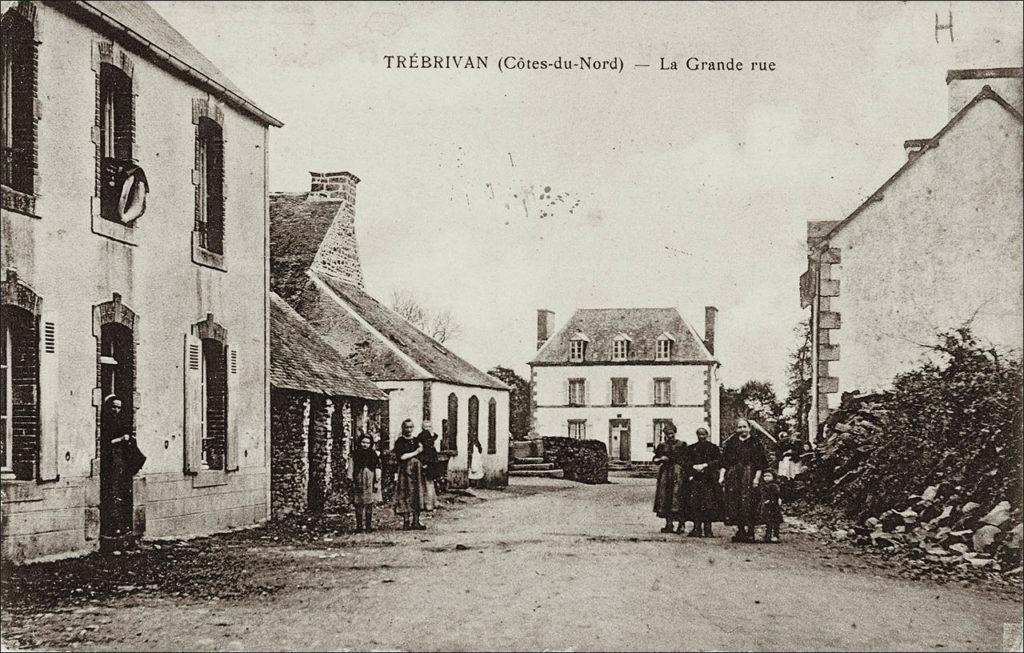 La grande rue du bourg de Trébrivan au début des années 1900.