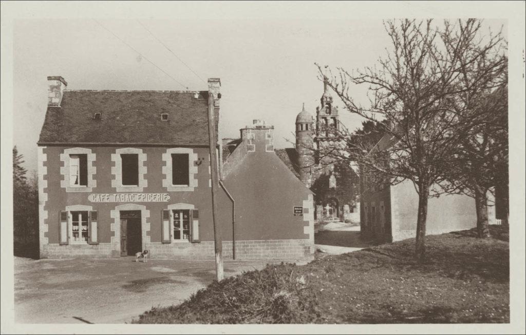 L'entrée du bourg de Tréduder avec l'église Saint-Théodore au début des années 1900.