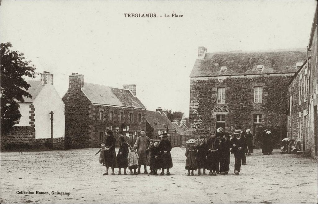 Vue générale de la place du bourg de Tréglamus au début des années 1900.