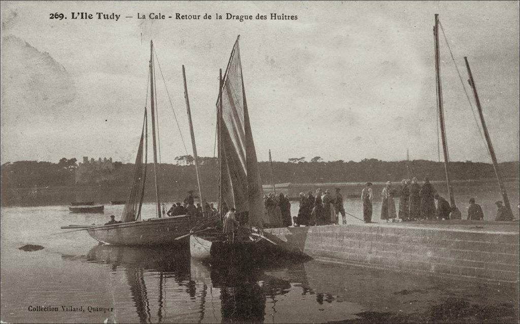Retour de la drague au huîtres sur la cale de l'Île Tudy au début des années 1900.