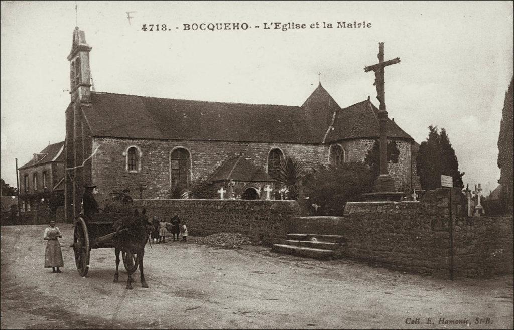 La mairie et l'église Saint-Tugdual dans le bourg de Boqueho au début des années 1900.