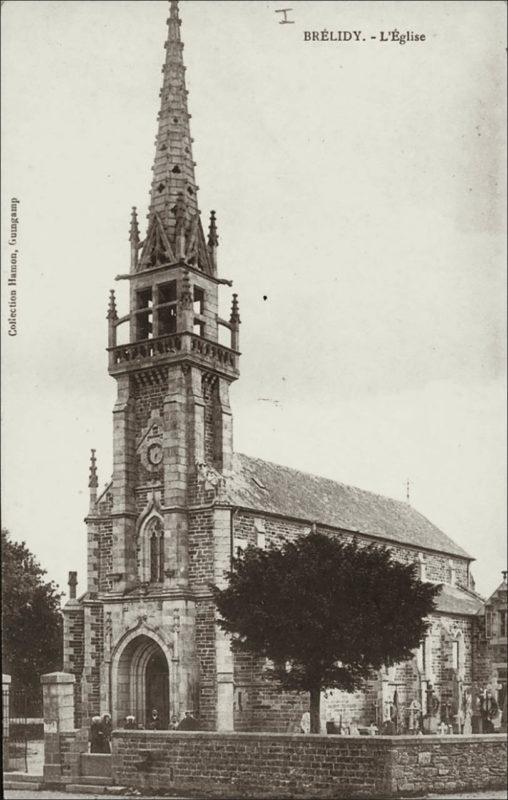 Le clocher de l'église Saint-Colomban de Brélidy au début des années 1900.