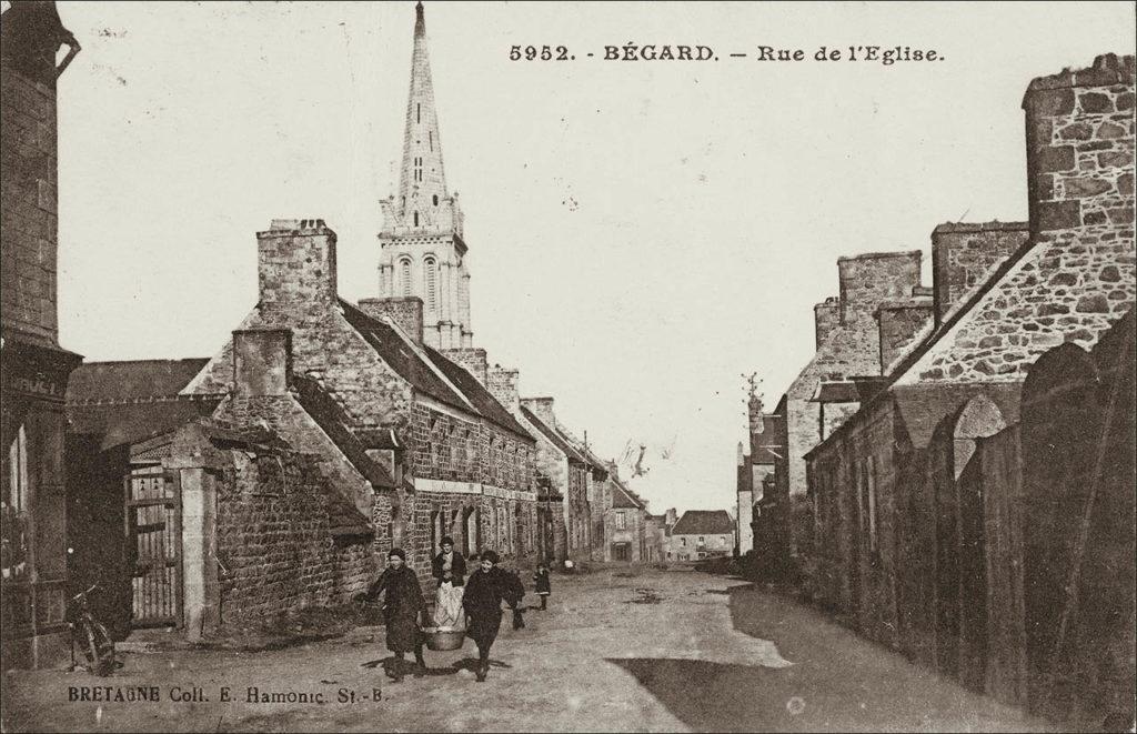 La rue de l'église dans le bourg de Bégard au début des années 1900.