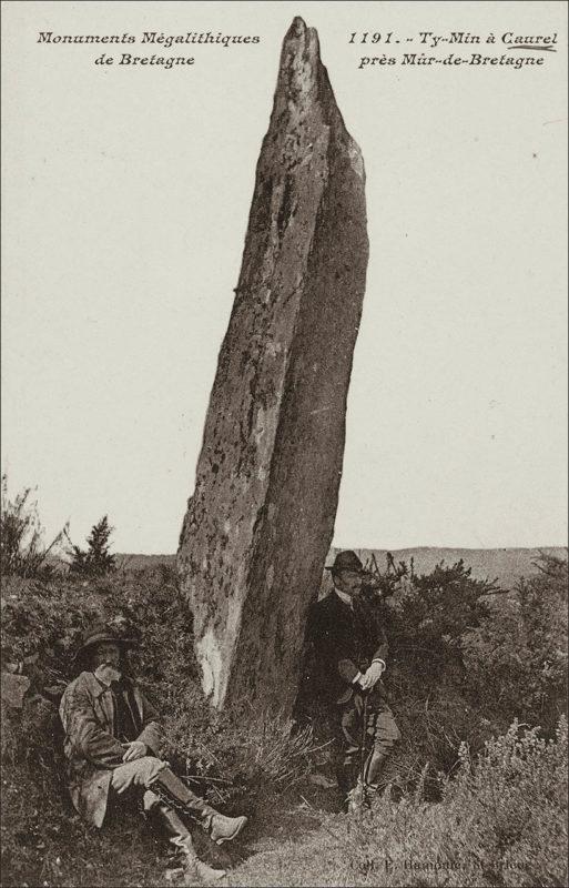 Le Menhir de Ty-Min sur la commune de Caurel au début des années 1900.