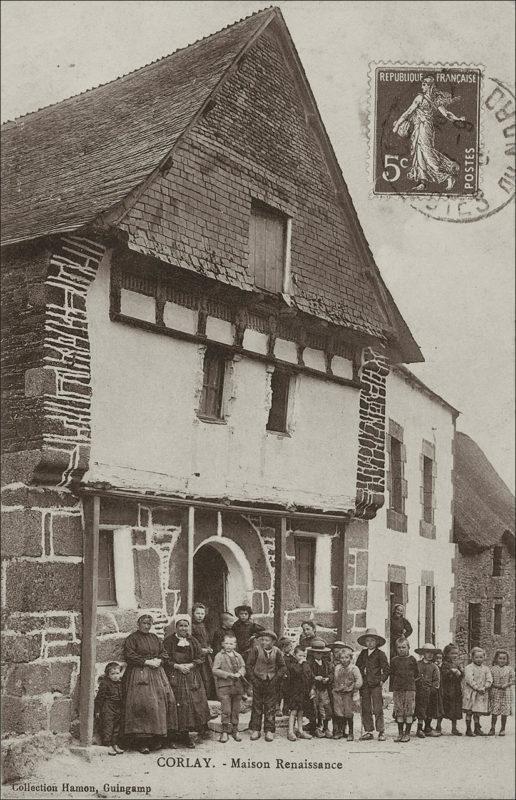 La maison renaissance dans le bourg de Corlay au début des années 1900.