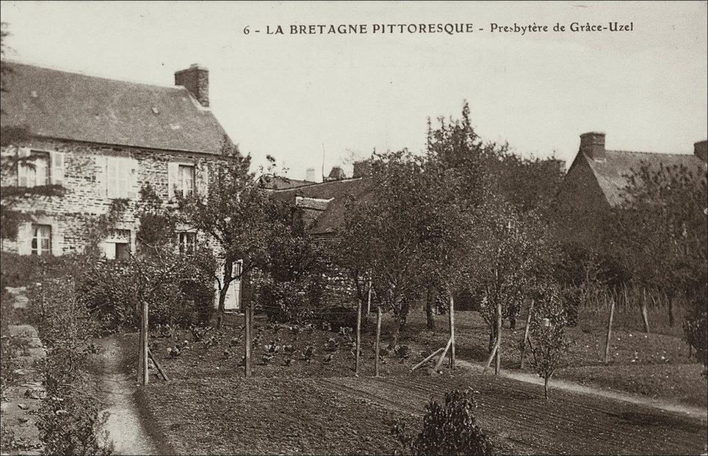 Le presbytère sur la commune de Grâce-Uzel au début des années 1900.