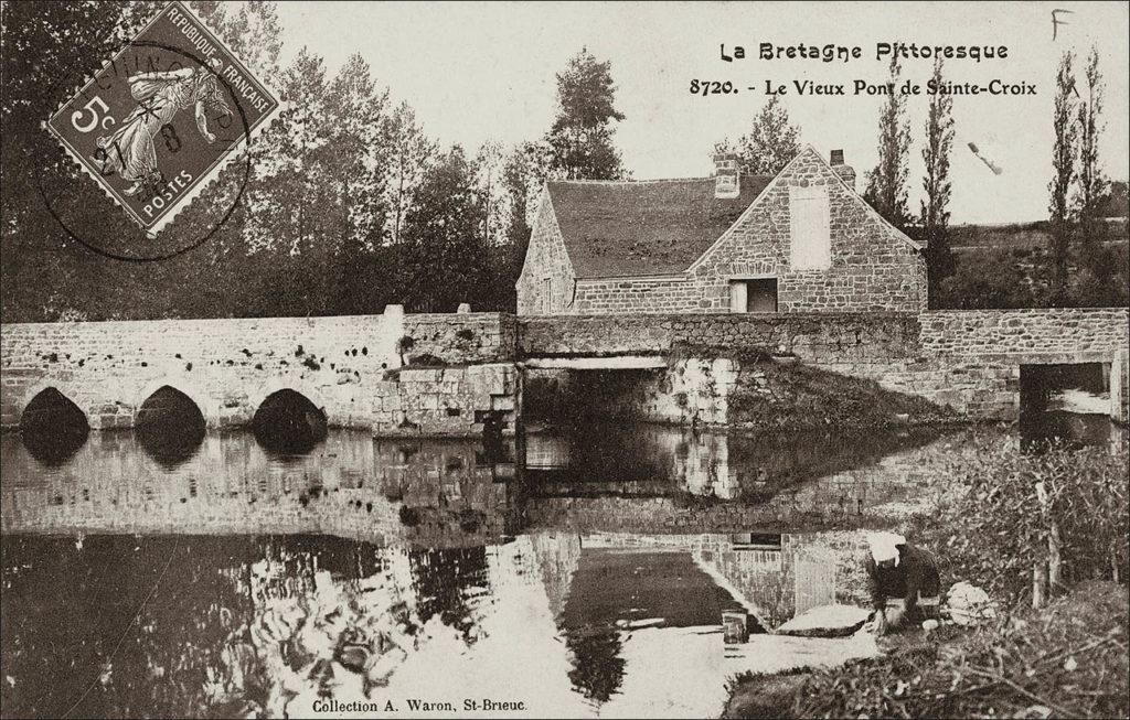 Le vieux pont de Sainte-Croix sur la commune de Grâces au début des années 1900.