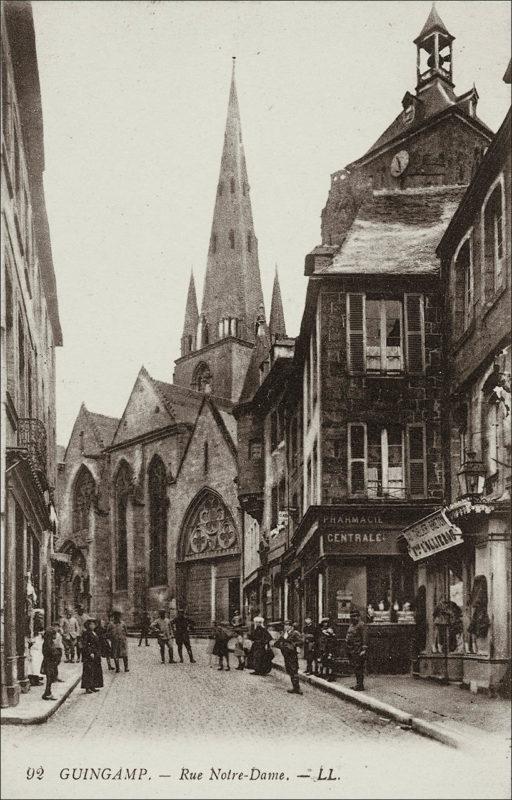 La rue Notre-Dame dans la ville de Guingamp au début des années 1900.
