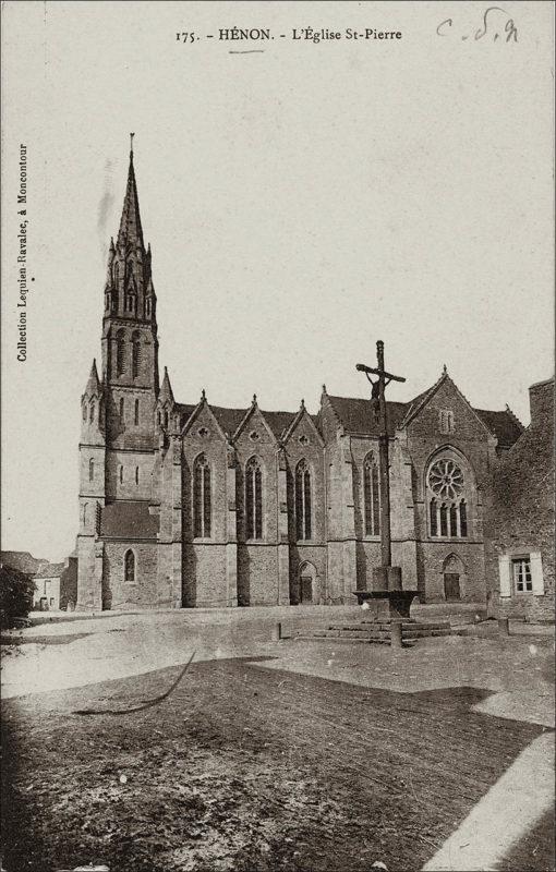 L'église Saint-Pierre dans le bourg d'Hénon au début des années 1900.