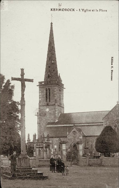 L'église Sainte-Brigitte dans le bourg de Kermoroc'h au début des années 1900.
