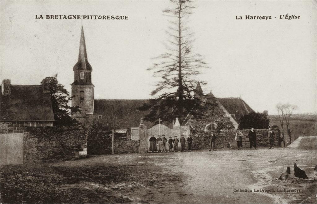 L'église Saint-Gildas sur la commune de La Harmoye au début des années 1900.