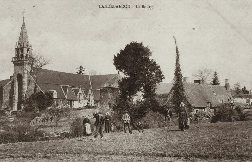 Vue générale du bourg et de l'église de Landebaëron au début des années 1900.