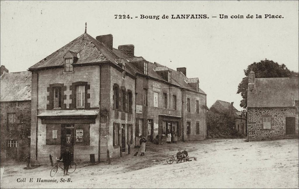 Un coin de la place dans le bourg de Lanfains au début des années 1900.
