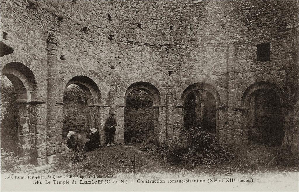 Ruines d'un temple romain sur la commune de Lanleff au début des années 1900.