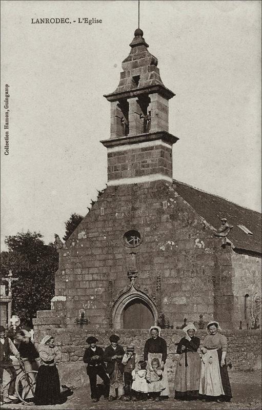 Le clocher de l'église Notre-Dame sur la commune de Lanrodec au début des années 1900.