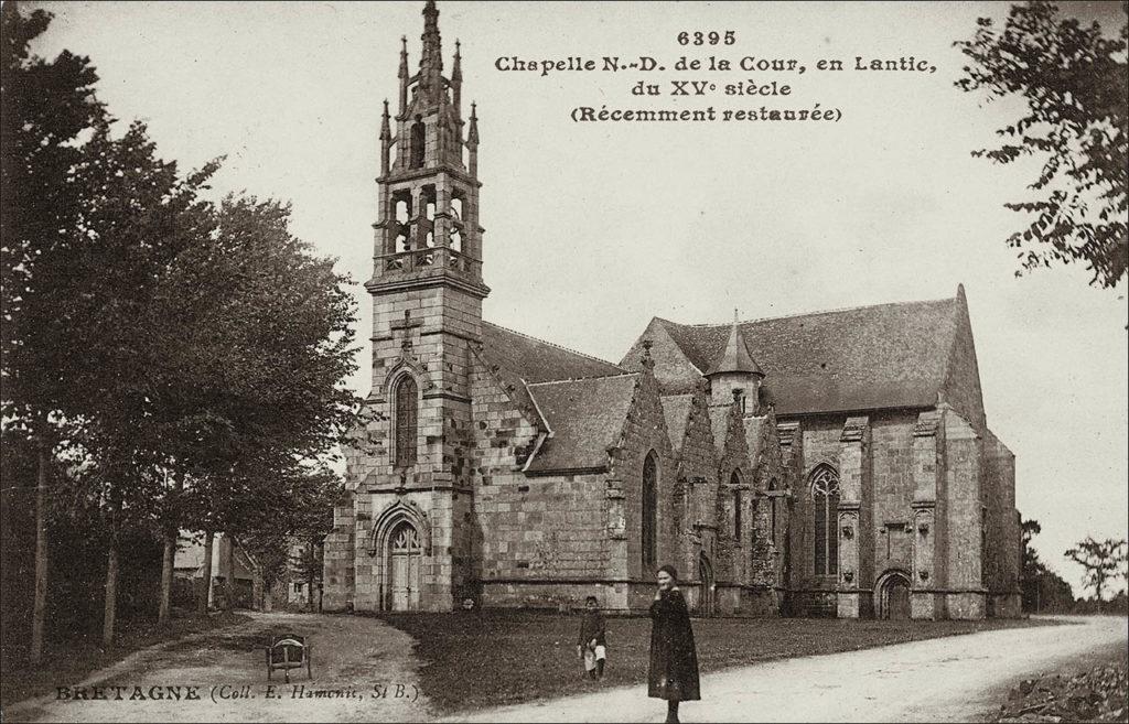 La chapelle Notre-Dame-de-la-Cour sur la commune de Lantic au début des années 1900.
