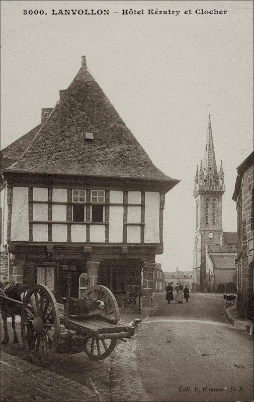 L'hôtel Kératry et l'église Saint-Samson dans le bourg de Lanvollon au début des années 1900.