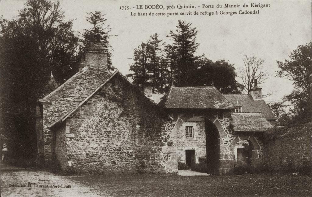 Le porche du manoir de Kérigant sur la commune de Le Bodéo au début des années 1900.