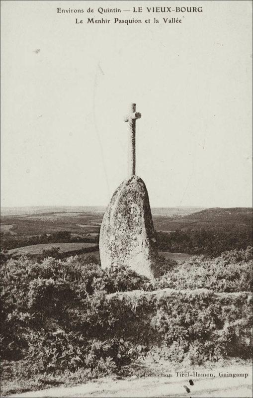 Le Menhir Pasquion sur la commune du Vieux-Bourg au début des années 1900.