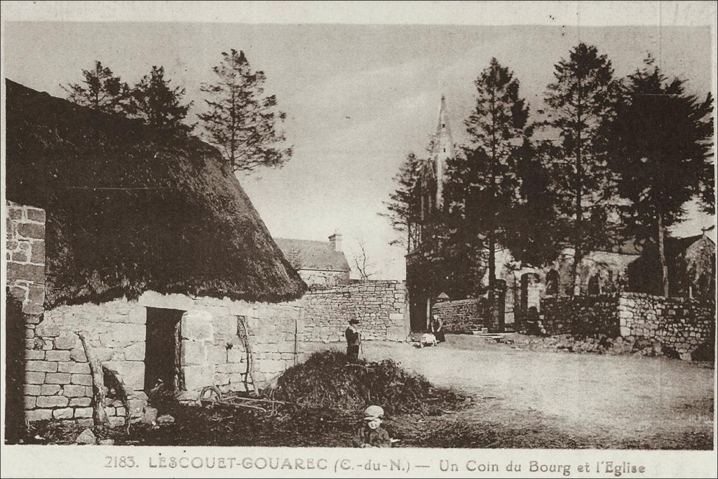 Vue du bourg et de l'église de Lescouët-Gouarec au début des années 1900.