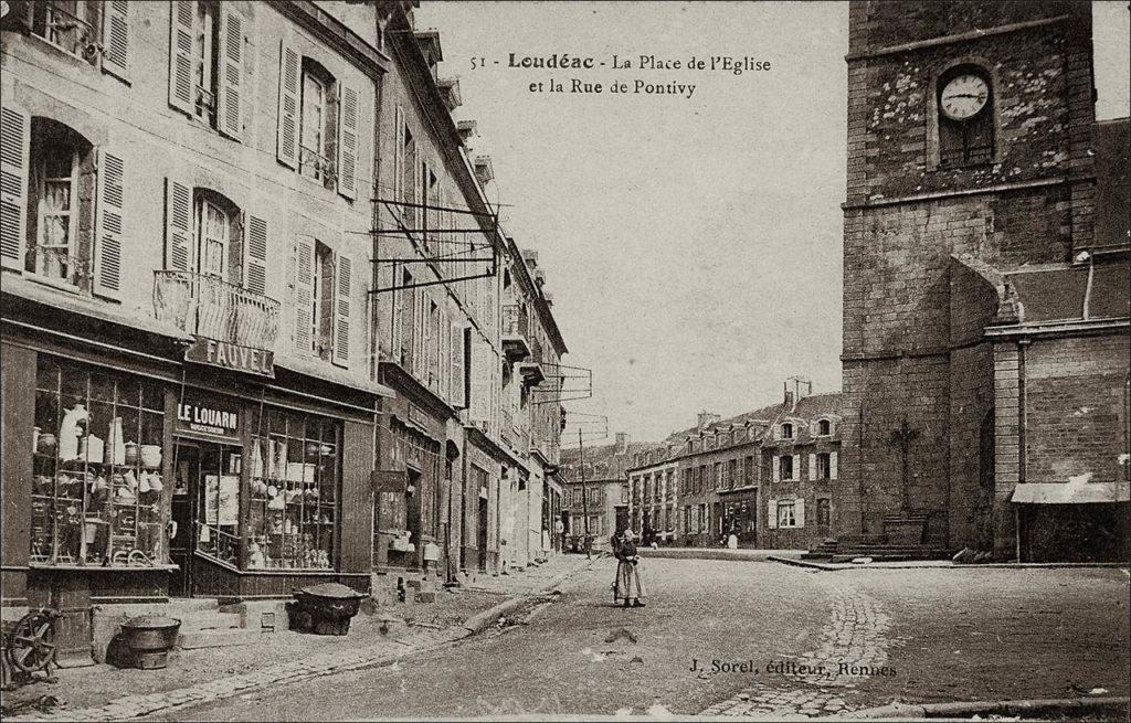 La place de l'église et la rue de Pontivy à Loudéac au début des années 1900.