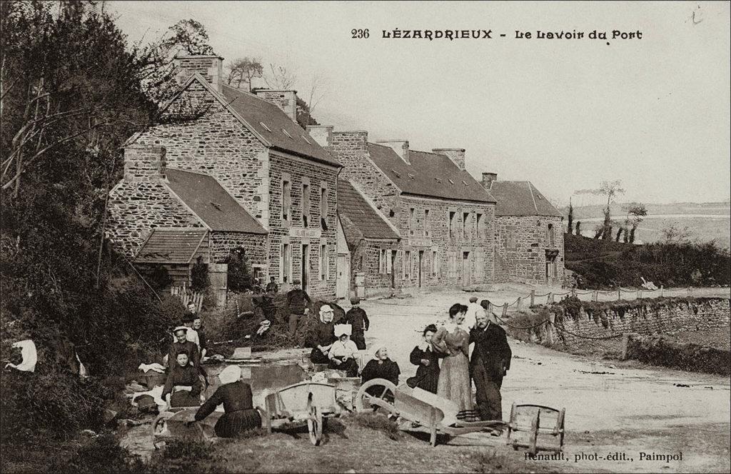 Le lavoir du port dans le bourg de Lézardrieux au début des années 1900.
