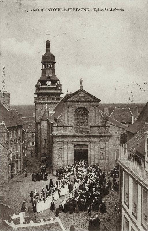 Procession à la sortie de l'église Saint-Mathurin à Moncontour au début des années 1900.