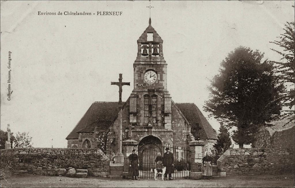 Le clocher de l'église Saint-Pierre et Saint-Paul sur la commune de Plerneuf au début des années 1900.