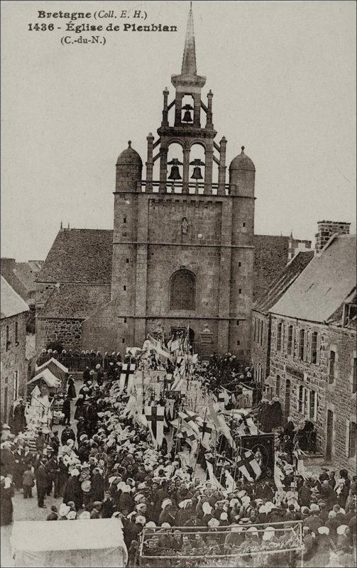 Le clocher de l'église Saint-Georges à Pleubian au début des années 1900.