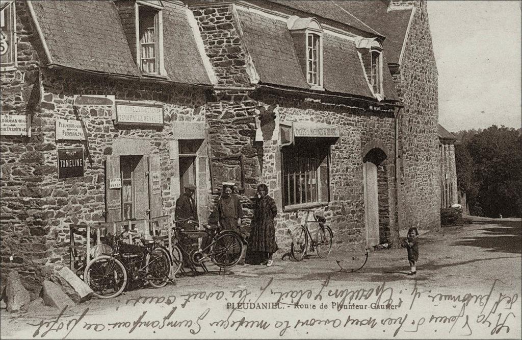 Un groupe de personnes devant une échoppe dans le bourg de Pleudaniel au début des années 1900.